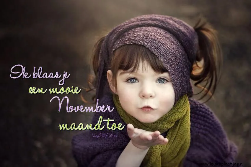 Meisje met een paars muts en groene sjaal blaast een kus in de lucht.