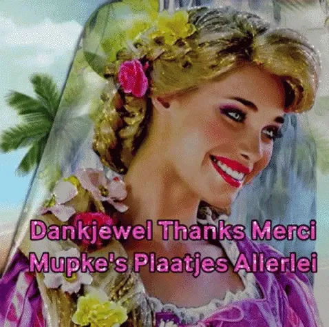 Vrouw met een blonde vlecht, bloemen in haar haar, glimlachend voor een kleurrijke achtergrond.