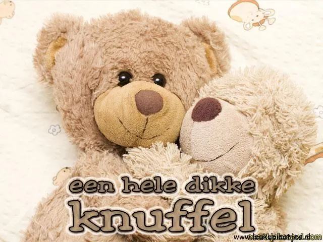 ᐅ dikke knuffel omdat ik aan je denk - Knuffels Plaatjes en Gifs plaatjes Twee schattige teddyberen knuffelen op een zachte achtergrond.
