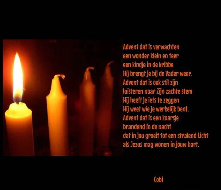 Kaarsen met tekst over Advent en verwachting van een kind in de kribbe.