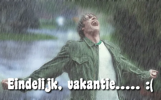 Een man staat in de regen met uitgestrekte armen en een blije uitstraling.