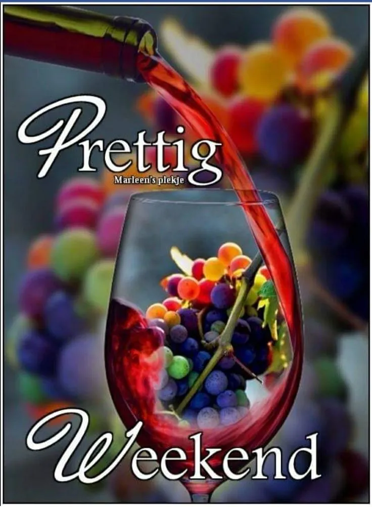 Rode wijn wordt in een glas geschonken, omringd door druiven. Tekst: Prettig Weekend.