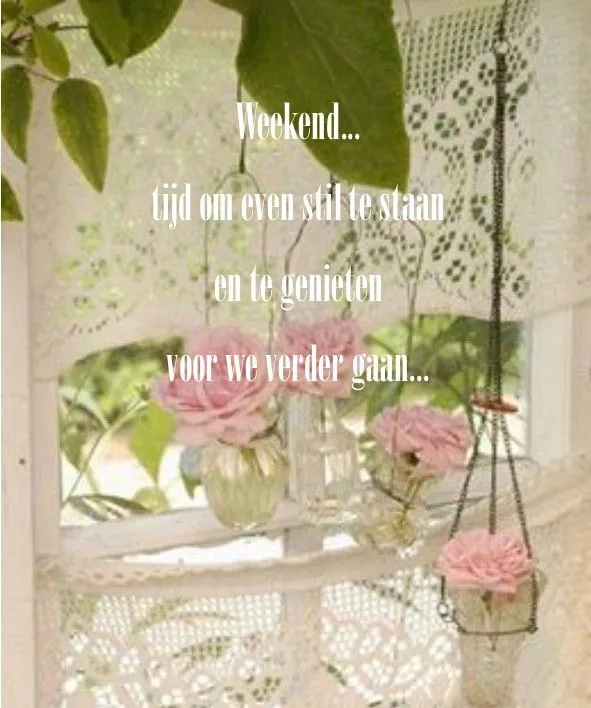 Klassieke kamer met bloemen in glazen vaasjes en een borduurwerk aan het raam.