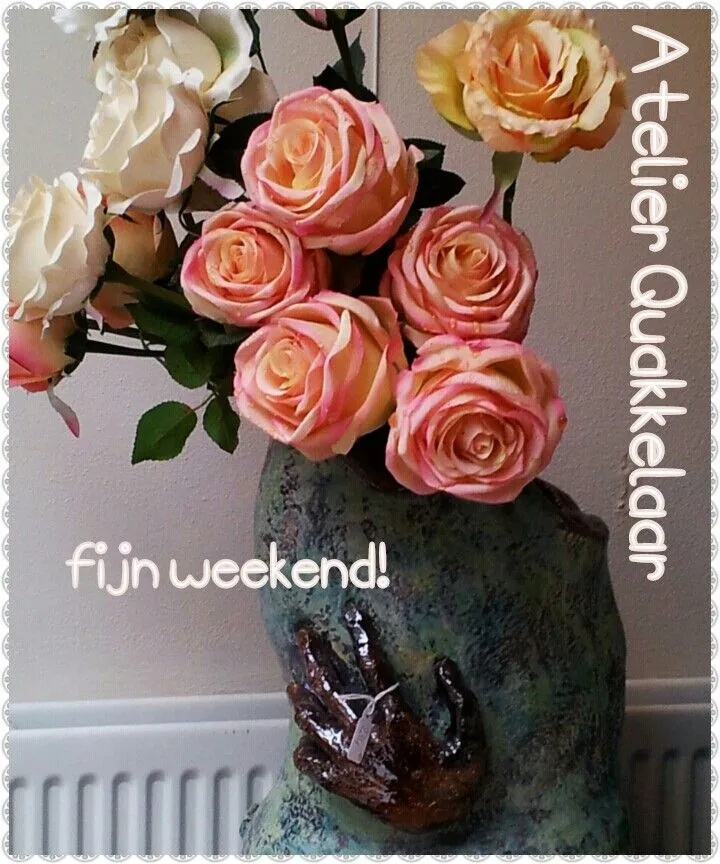 ᐅ fijn weekend bloemen - Weekend plaatjes Rozen in een vazenvormige pot met een handafdruk, wens voor een fijn weekend.