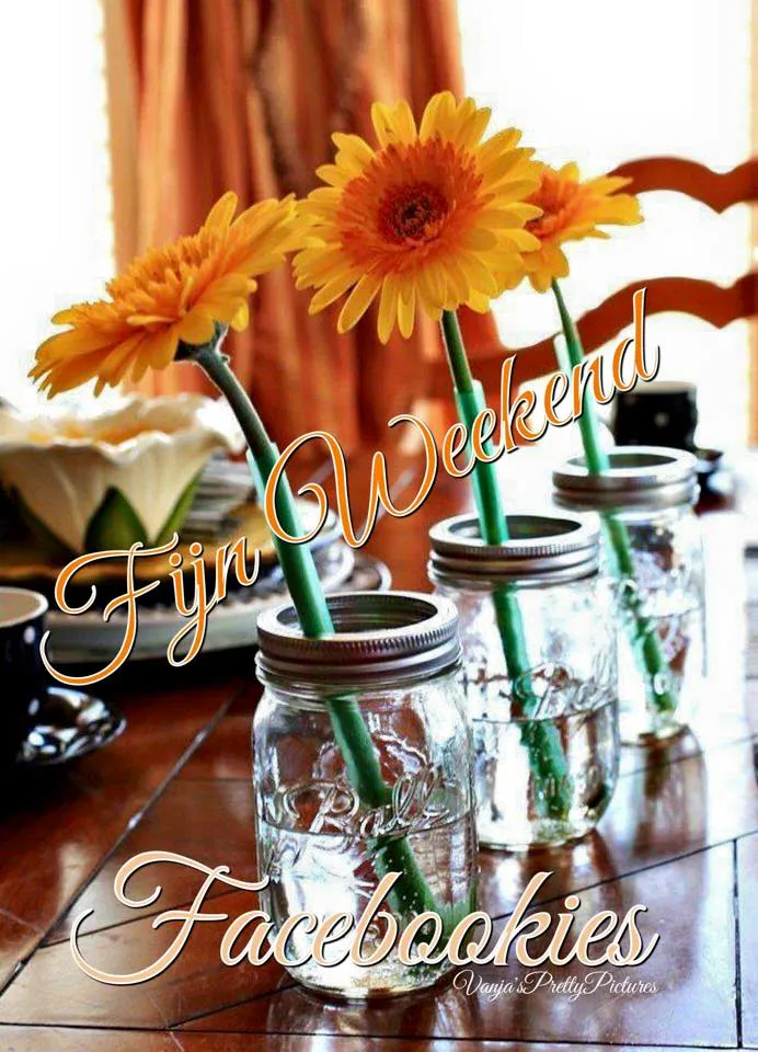 ᐅ fijn weekend bloemen - Weekend plaatjes Drie glazen met bloemen op een houten tafel, tekst "Fijn Weekend Facebookies".
