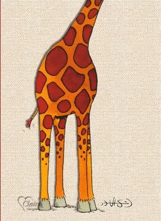 Een staande giraffe met een herkenbaar gevlekt patroon.