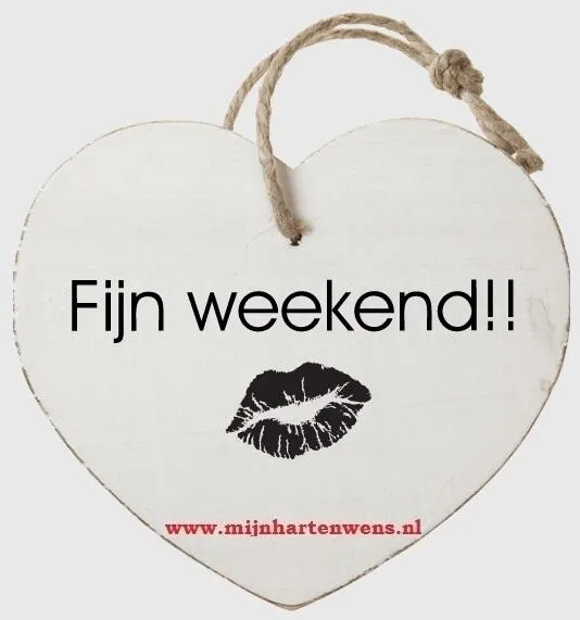 Witte houten hart met tekst "Fijn weekend!!" en een lippenafdruk.