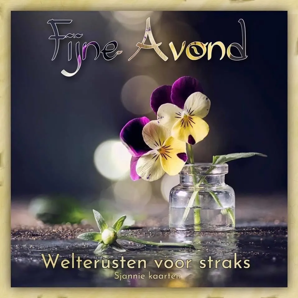 Vaas met paarse bloemen op een zachte, glanzende ondergrond.