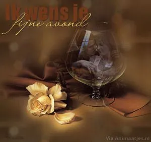 Glas met romantische afbeelding, rozen en warme kleuren op de achtergrond.