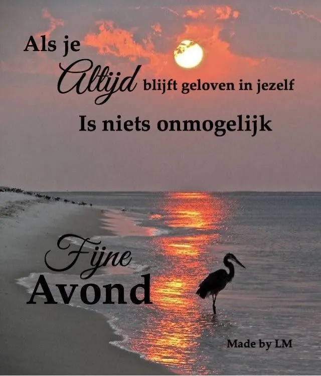 Zonsondergang op het strand met een reiger en inspirerende tekst.