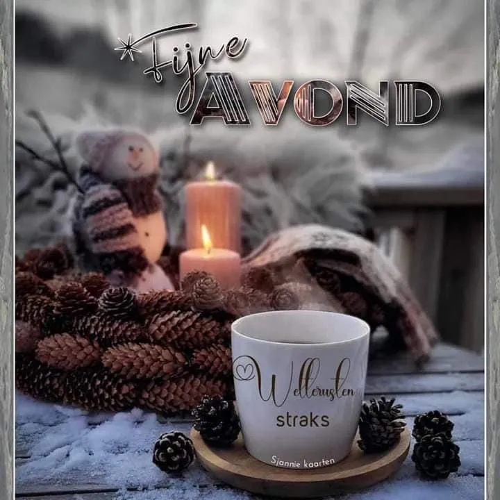 Een warme kop koffie met kaarsen en een sneeuwpop in een winterse setting.