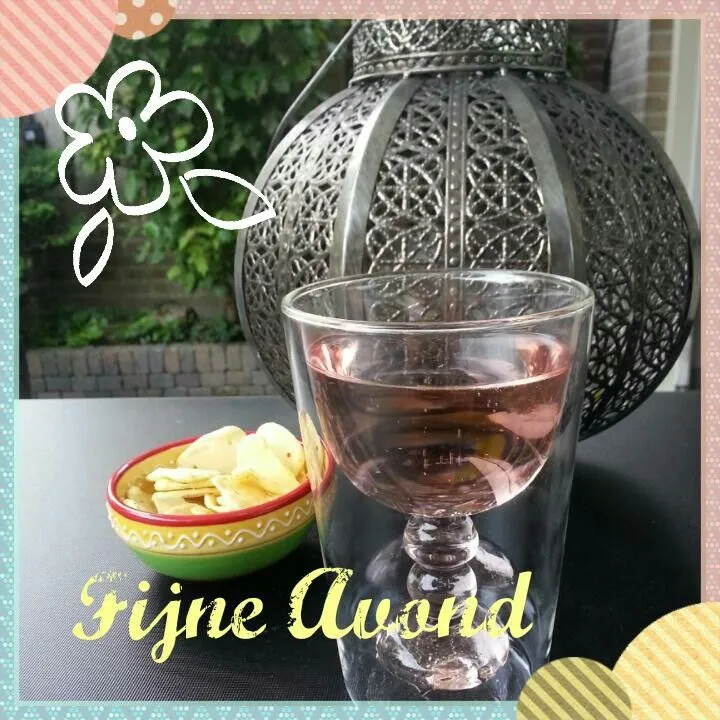 ᐅ fijne avond afbeeldingen - Fijne avond plaatjes Glazen wijn met chips, verlicht door een sierlijke lantaarn.