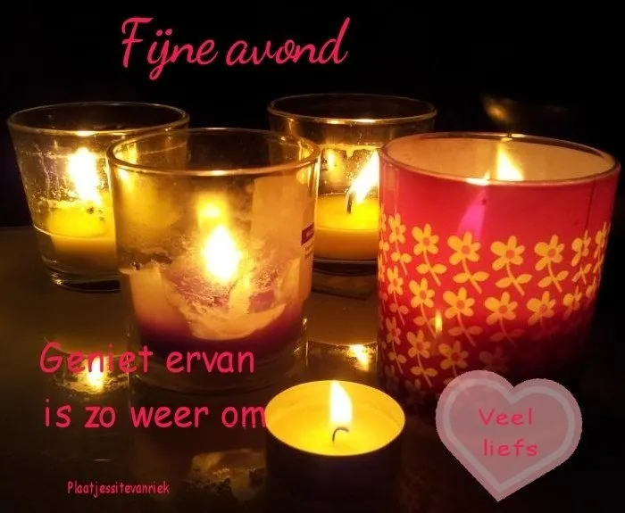 ᐅ fijne avond afbeeldingen - Fijne avond plaatjes Kaarsen in verschillende glazen, sfeervol verlicht met de tekst 'Fijne avond'.