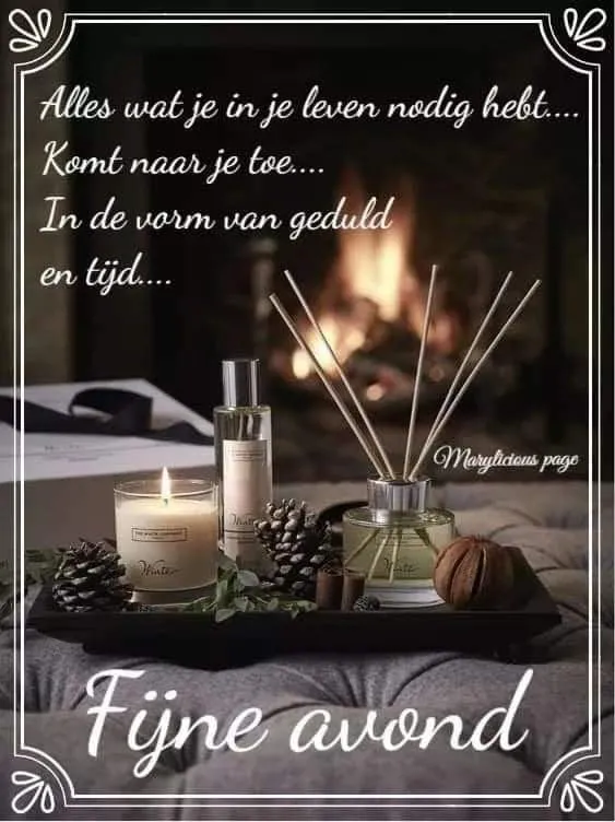 Kaarsen en geursticks op een tafel naast de open haard, met de tekst "Fijne avond".