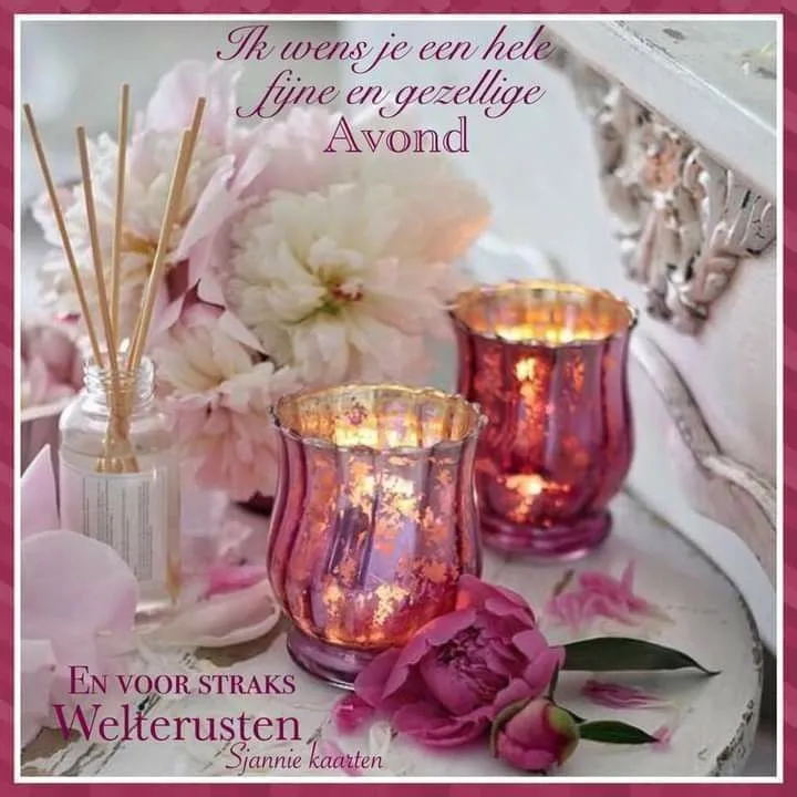 ᐅ fijne avond en slaap lekker - Fijne avond plaatjes Lantaarns en bloemen op een tafel, met de tekst 'Fijne en gezellig avond'.