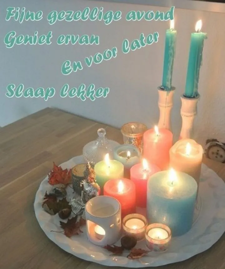 ᐅ fijne avond en voor straks welterusten - Fijne avond plaatjes Een sfeervolle verzameling kaarsen op een bord, met herfstbladeren eromheen.