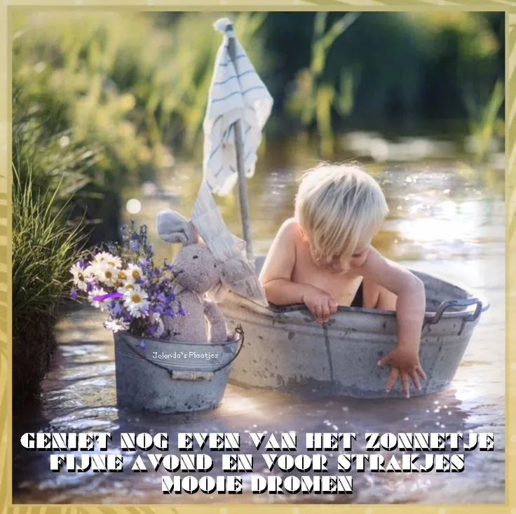ᐅ fijne avond en voor straks welterusten - Fijne avond plaatjes Jongentje speelt in een bootje in een rustige vijver, omringd door bloemen.