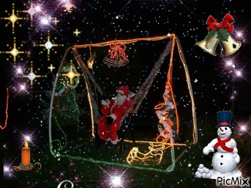 Kerstversiering met een schommel, kerstman, sneeuwman en twinkelende sterren.