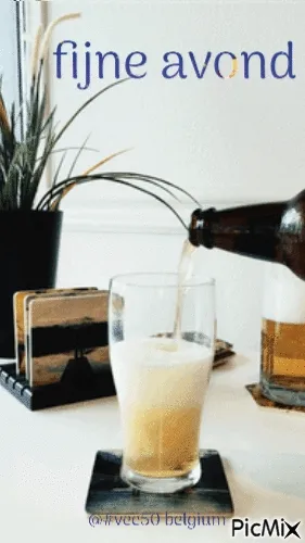 Een hand schenkt bier in een glas met de tekst "fijne avond" op de achtergrond.