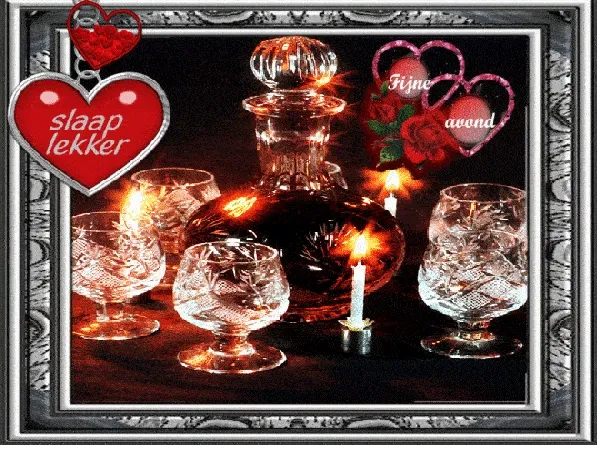 Klassiek decanter met glazen en kaarsen in sfeervolle opstelling.