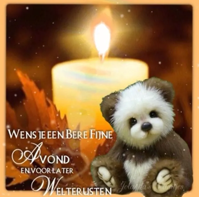 Een schattige teddybeer met een kaars en herfstbladeren op de achtergrond.