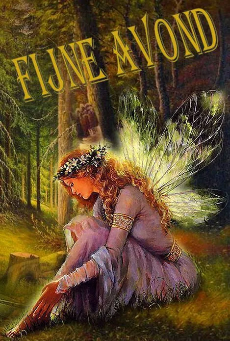 Een elf met vleugels zit in het bos en kijkt naar de grond. Tekst: "Fijne Avond".