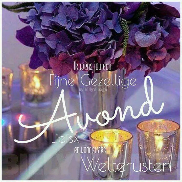 Decoratieve bloemen met kaarsen en de tekst: "Fijne Gezellige Avond" in een elegante stijl.