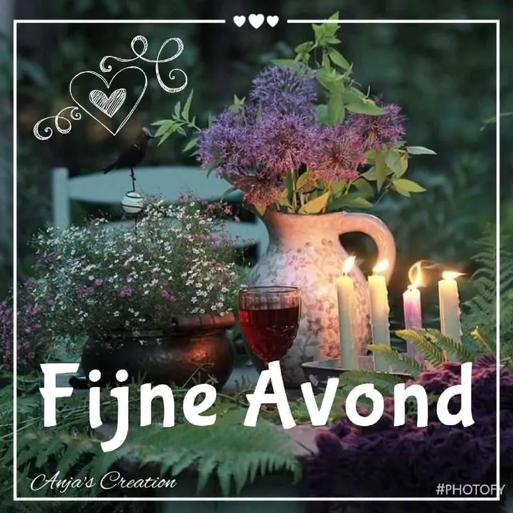 Sfeervolle tafel met bloemen, kaarsen en een glas wijn in de natuur.