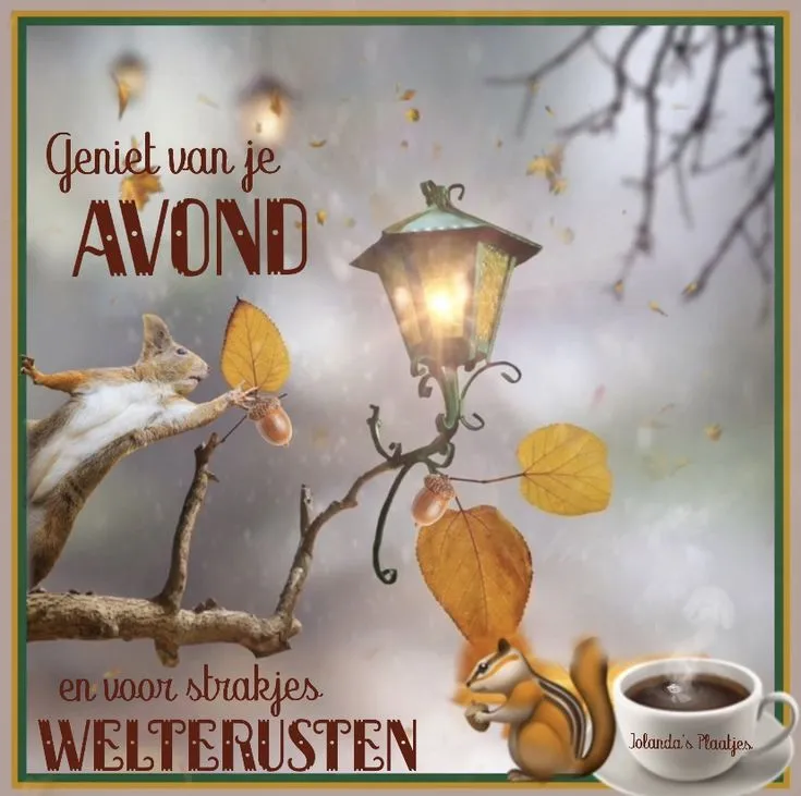 Een eekhoorn bij een lantaarn met herfstbladeren en een kop koffie. Geniet van de avond.