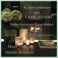 Kandelaren en een boek bij een open haard, met de tekst over een fijne avond.