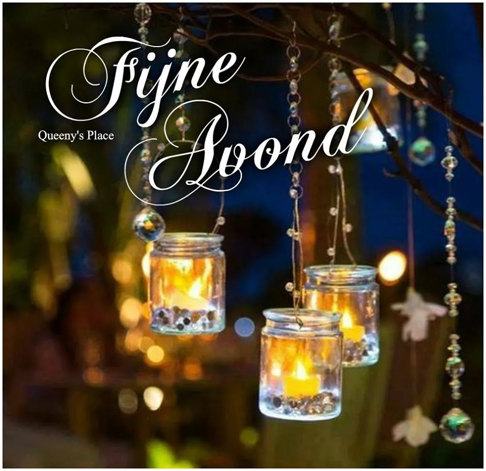 Drijvende glazen potten met kaarslicht, sfeervol verlicht in de avond.