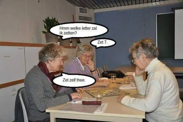ᐅ fijne avond humor - Fijne avond plaatjes Drie oudere vrouwen spelen bordspel, discussiëren over hun zetten.