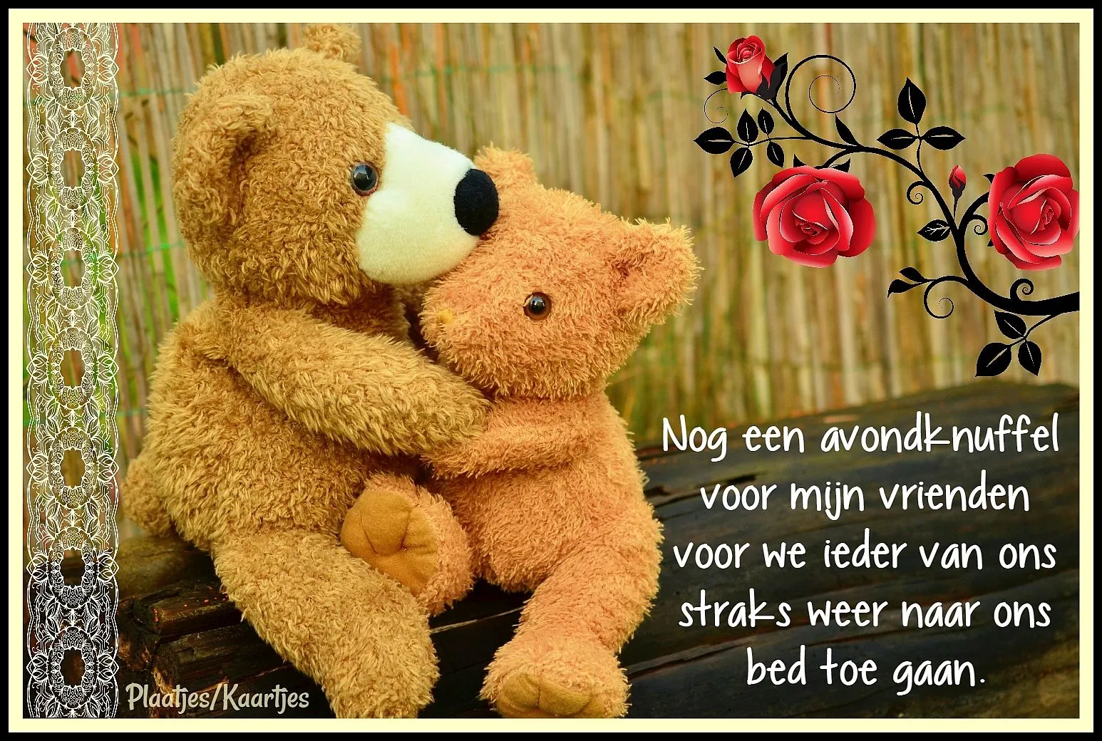 Twee knuffelberen omarmend op een houten oppervlak met bloemen.