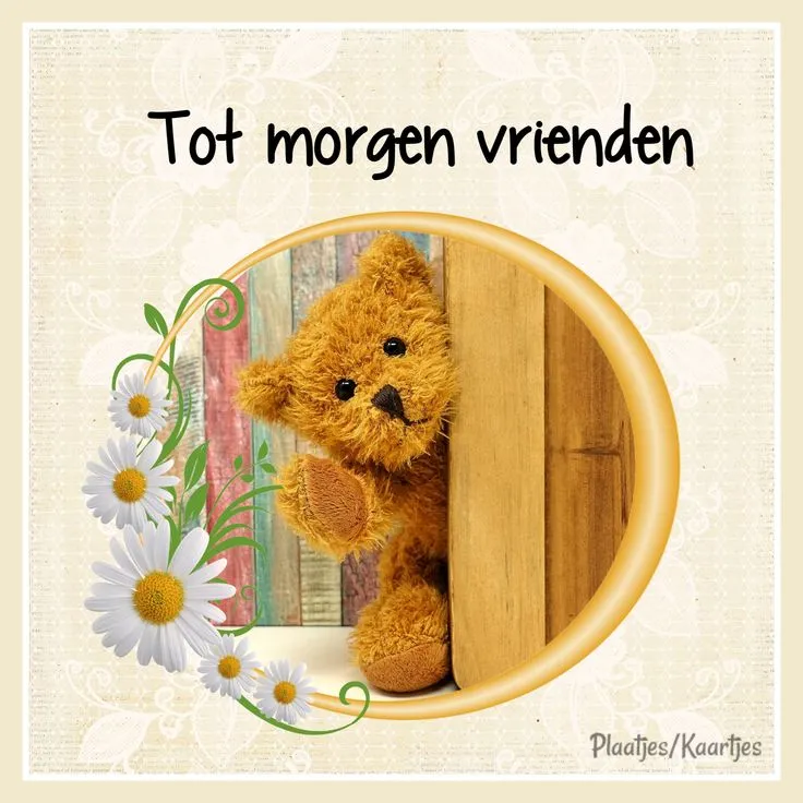 Een schattige teddybeer kijkt achter een houten paneel met bloemen.