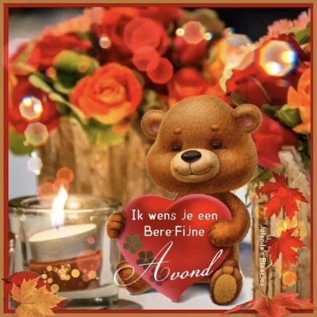 Een schattige teddybeer met een hart, omringd door bloemen en een kaars.