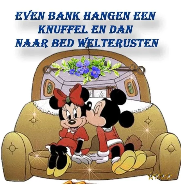 Twee cartoonfiguren zitten op een bank en knuffelen voor het slapengaan.