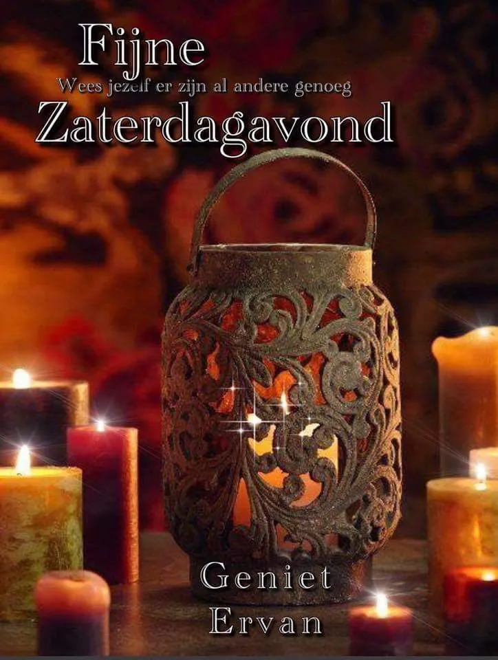 Kaarsen en een versierde lantaarn, met de tekst "Fijne Zaterdagavond".