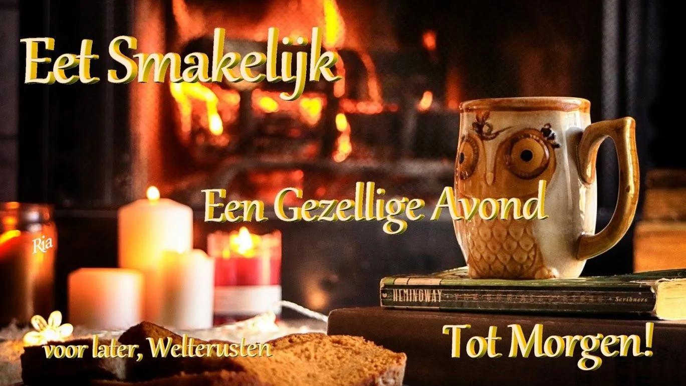 Kopjes koffie en kaarsen bij een open haard, met de tekst: 'Eet Smakelijk'.