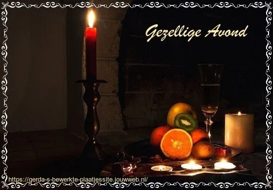 Tafel met mooie vruchten, kaarsen en een glas voor een gezellige avond.