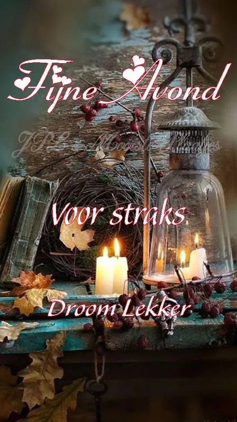 Donkere sfeer met kaarsen, herfstbladeren en een decoratieve lantaarn. Tekst: "Fijne Avond".