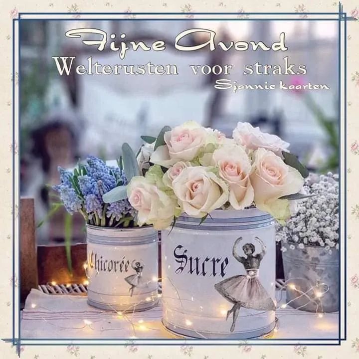 Stil leven met bloemen in blikken, een gezellige avondsetting.