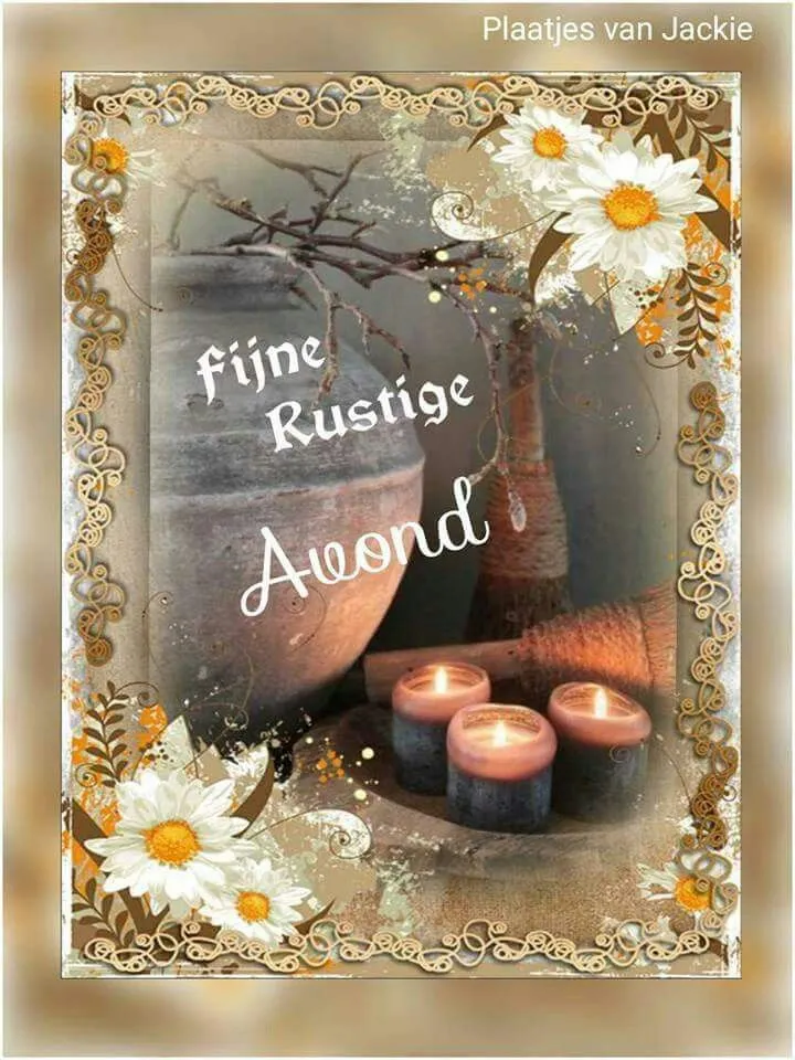 Kaarsen en een vaas met bloemen, met de tekst "fijne rustige avond".