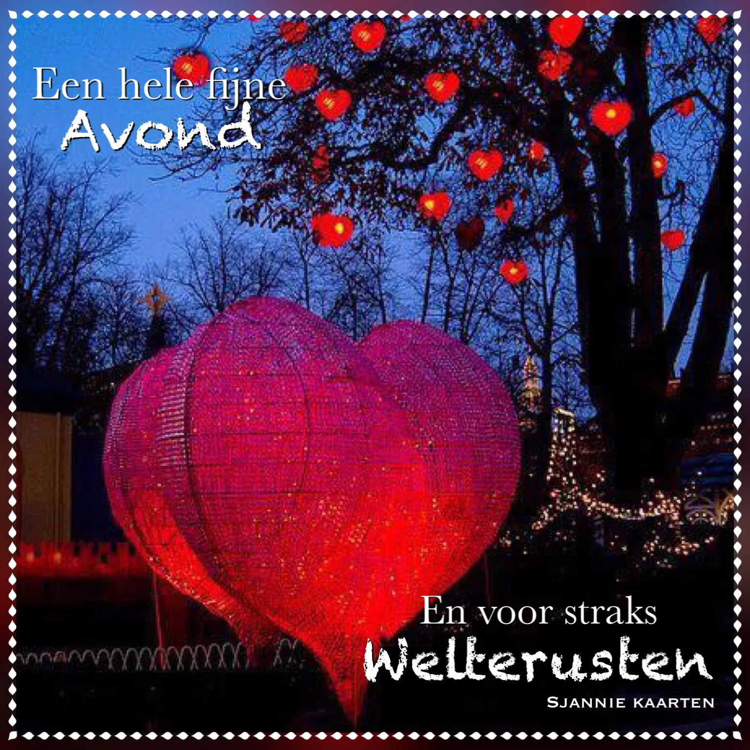 Rode lichtjes in een hartvormige decoratie, belichting in een avondse omgeving.