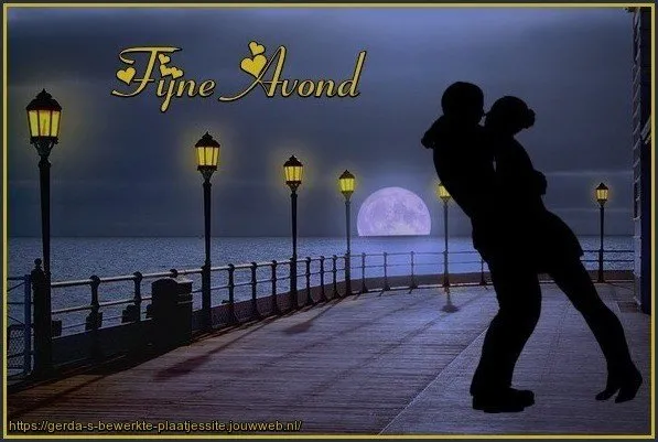 Stel een romantische avond voor aan een boulevard met lantaarns en een volle maan.