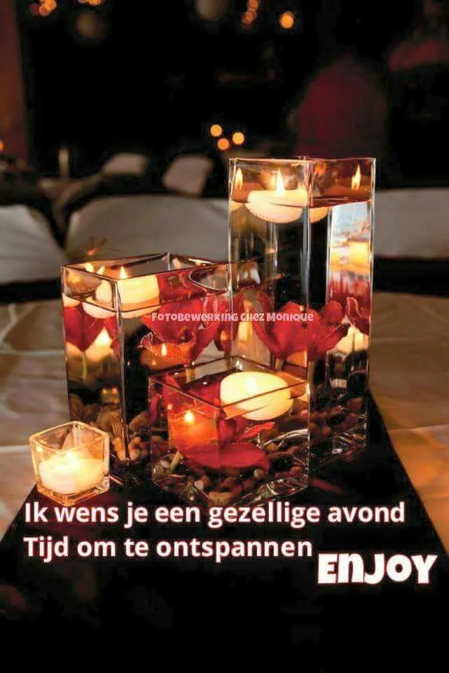 Drie glazen met kaarsen en rozenblaadjes, sfeervol verlicht. Tekst: "Geniet van de avond".