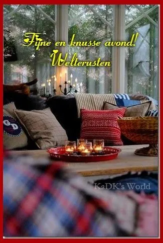 Gezellige woonkamer met kussens, kaarsen en een warme sfeer.