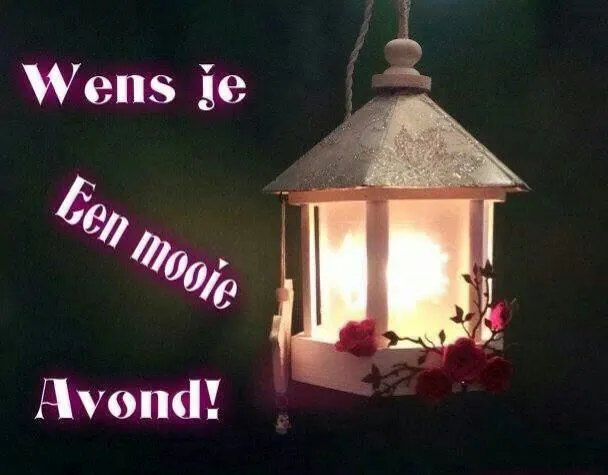 Lantaarn met de tekst "Wens je een mooie avond!" op een donkere achtergrond.