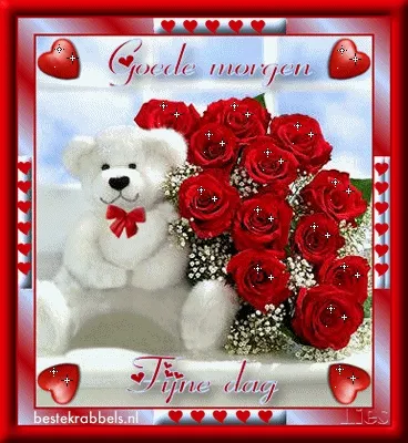 Een schattige teddybeer met een boeket rode rozen op een romantische achtergrond.