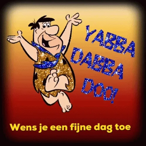 Een vrolijke man met een beige kostuum zegt "Yabba Dabba Doo!" en wenst een fijne dag.