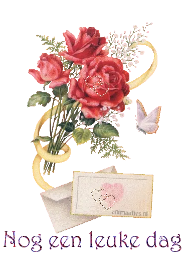 Bos bloemen met rozen, een envelop en een vlinder op een rode achtergrond.